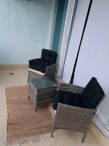 Apartamento New Kingston Condo With Rooftop Pool.