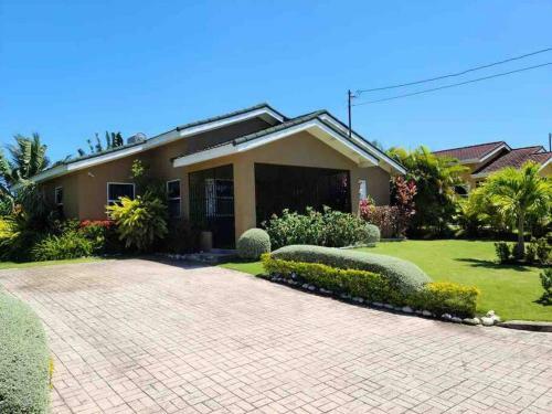 Inviting 3-bedroom Available In Drax Hall Manor