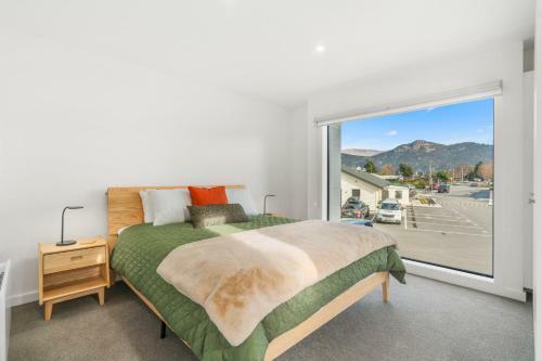 Sunshine Peaks - Albert Town Holiday Home