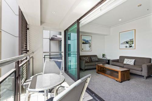 Spacious Apartment On Akl Viaduct With Balcony