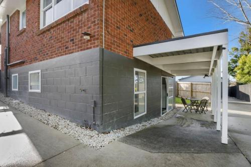 Bright 3-bedroom Unit - Free Wifi - Parking