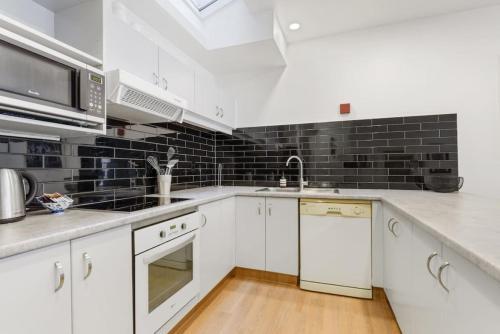 Cbd Spacious 3 Storey Terrace House With Courtyard