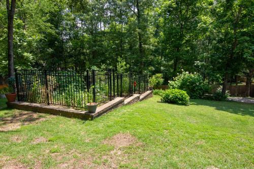 Sunny, 5-bedroom Home With A Beautiful Backyard
