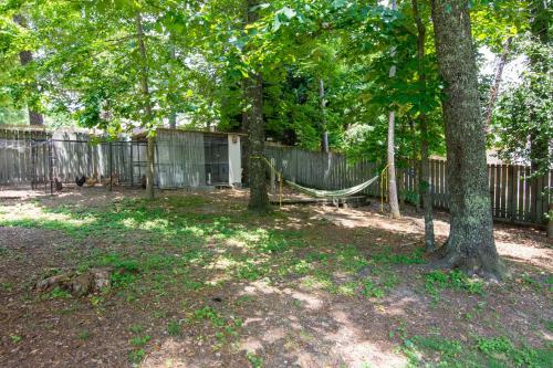 Sunny, 5-bedroom Home With A Beautiful Backyard