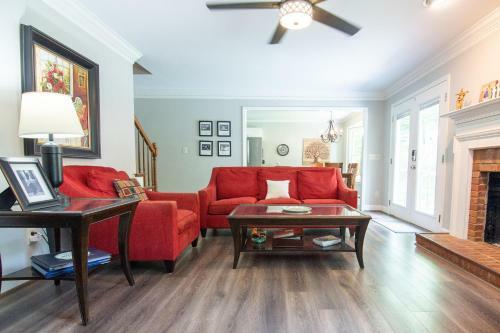 Sunny, 5-bedroom Home With A Beautiful Backyard