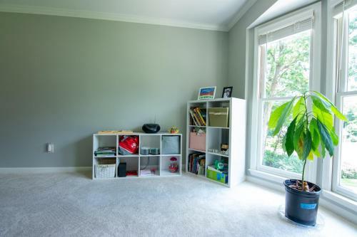 Sunny, 5-bedroom Home With A Beautiful Backyard