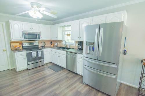 Sunny, 5-bedroom Home With A Beautiful Backyard