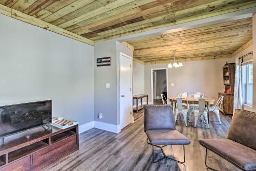 Urban Birmingham Home With Yard About 3 Mi To Dtwn!