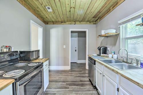 Urban Birmingham Home With Yard About 3 Mi To Dtwn!