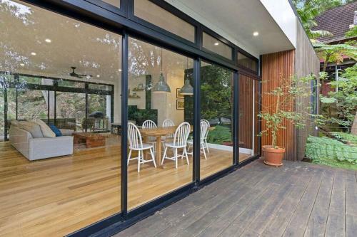 Waterfall House / Horsfield Bay