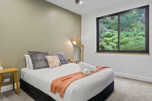 Waterfall House / Horsfield Bay