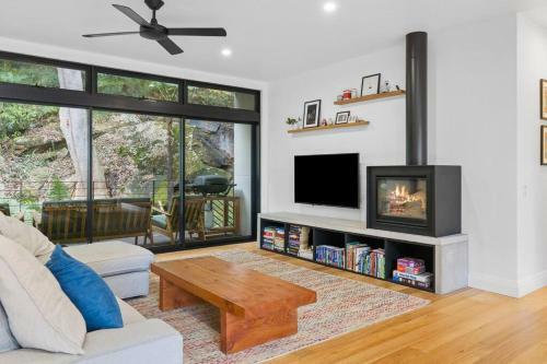 Waterfall House / Horsfield Bay