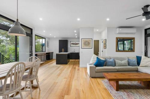 Waterfall House / Horsfield Bay