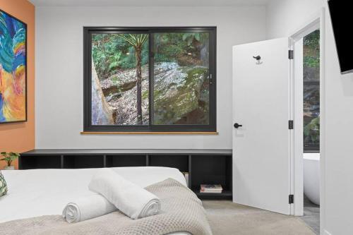 Waterfall House / Horsfield Bay
