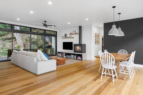Waterfall House / Horsfield Bay