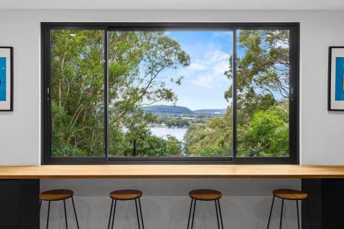 Waterfall House / Horsfield Bay