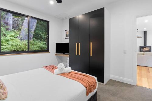 Waterfall House / Horsfield Bay