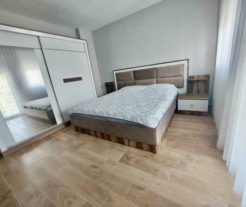 Colosseum Apartment - Golem