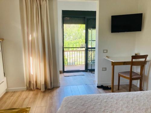 New Studio Flat With Balcony And Patio .