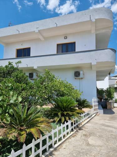 Hostal Guest House Vila Elezi