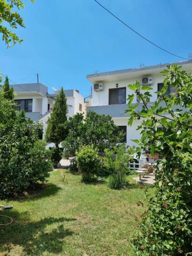 Hostal Guest House Vila Elezi