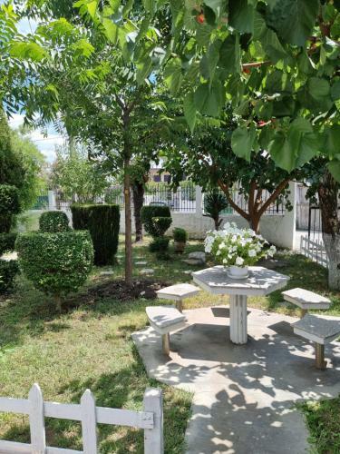 Hostal Guest House Vila Elezi