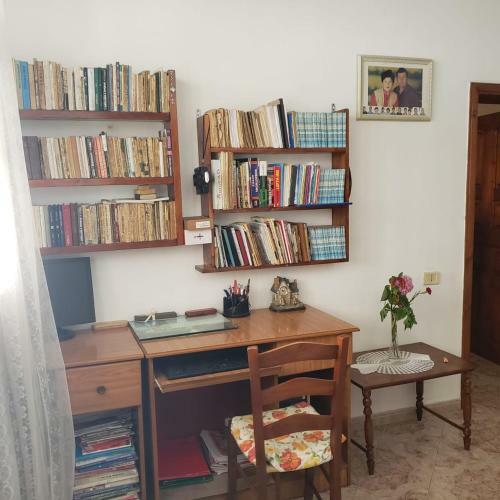 Villa Cheerful 2-bedroom Cottage,parking On Premises