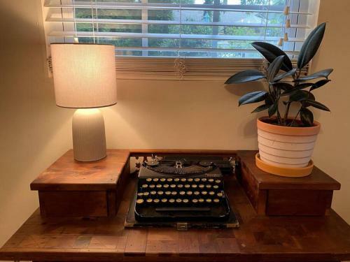 The Greenhouse Cozy Cottage- Walk To Downtown!