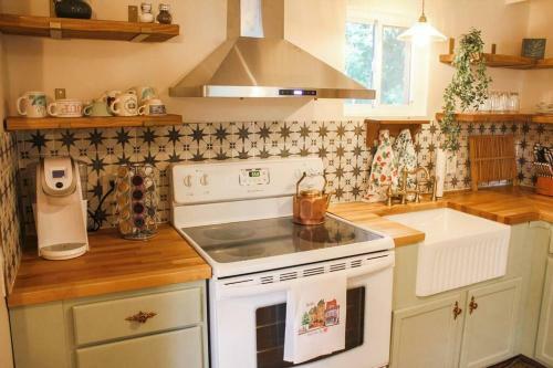 The Greenhouse Cozy Cottage- Walk To Downtown!