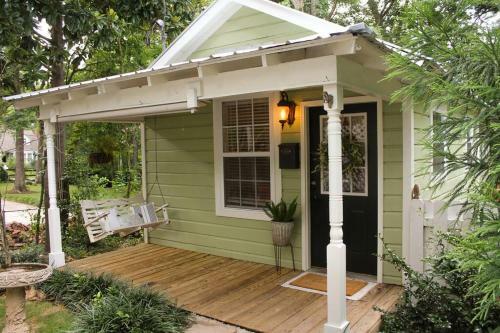 The Greenhouse Cozy Cottage- Walk To Downtown!