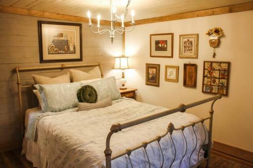 The Greenhouse Cozy Cottage- Walk To Downtown!