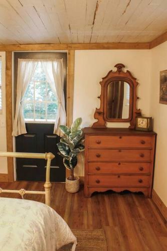 The Greenhouse Cozy Cottage- Walk To Downtown!