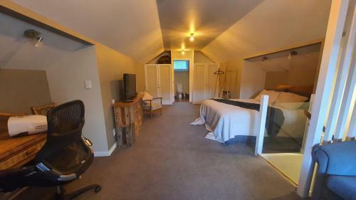 T?mairangi Homestead - Relocated Semi-rural Villa