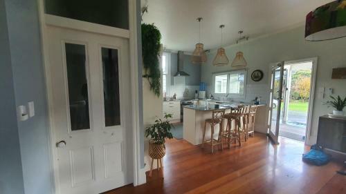 T?mairangi Homestead - Relocated Semi-rural Villa