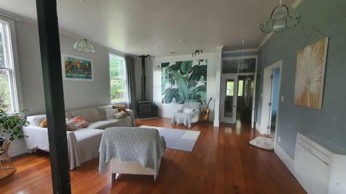 T?mairangi Homestead - Relocated Semi-rural Villa
