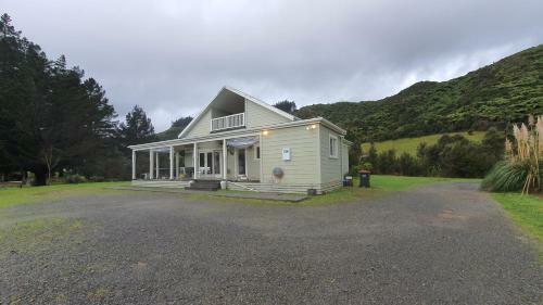 T?mairangi Homestead - Relocated Semi-rural Villa