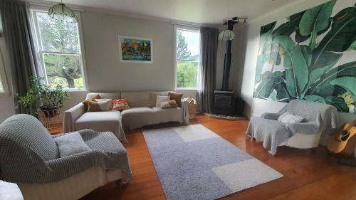 T?mairangi Homestead - Relocated Semi-rural Villa