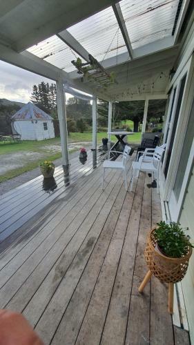 T?mairangi Homestead - Relocated Semi-rural Villa