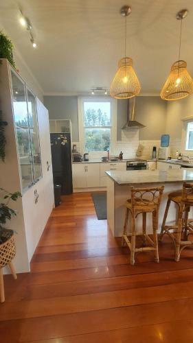 T?mairangi Homestead - Relocated Semi-rural Villa