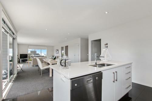 Sea It All On Devon - Mangawhai Holiday Home