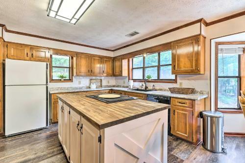 Secluded Waterfront Getaway With Private Dock!