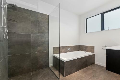 Double Tuna - Matapouri Holiday Home