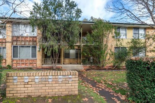 Charming 1-bed Apartment Near Nature Park