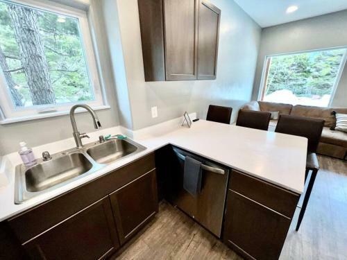 Villa Alyeska Adventure Stop (3 Bedroom Duplex Home)