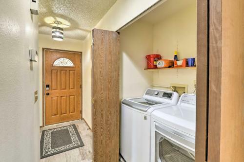 Modern Anchorage Townhome 8 Mi To Downtown!