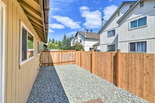 Modern Anchorage Townhome 8 Mi To Downtown!
