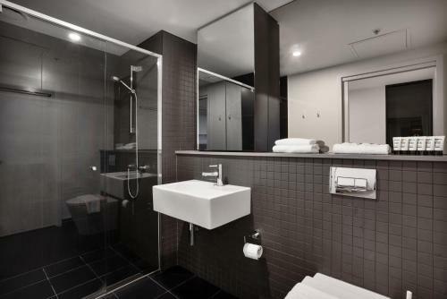 Elegant 2-bed Apartment With Amenities And Views