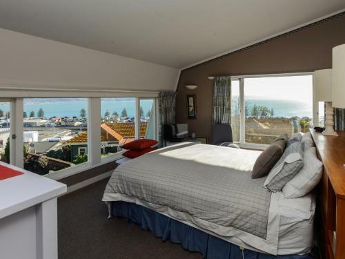 Jacaranda Lodge - Napier Hill Holiday Home