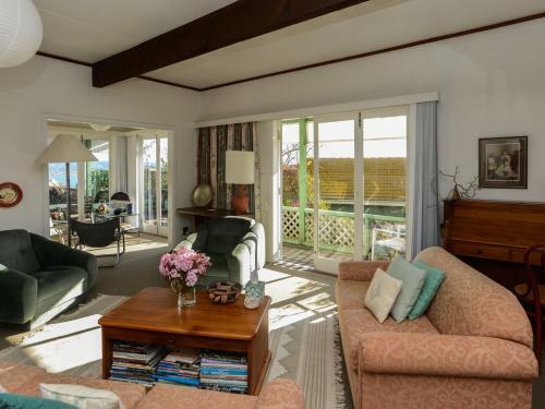 Jacaranda Lodge - Napier Hill Holiday Home