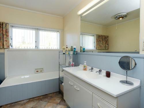 Jacaranda Lodge - Napier Hill Holiday Home